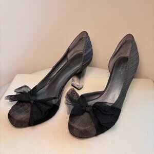Simply Vera by Vera Wang "Joyful" grey pumps with black bows, lucite heels, sz 8